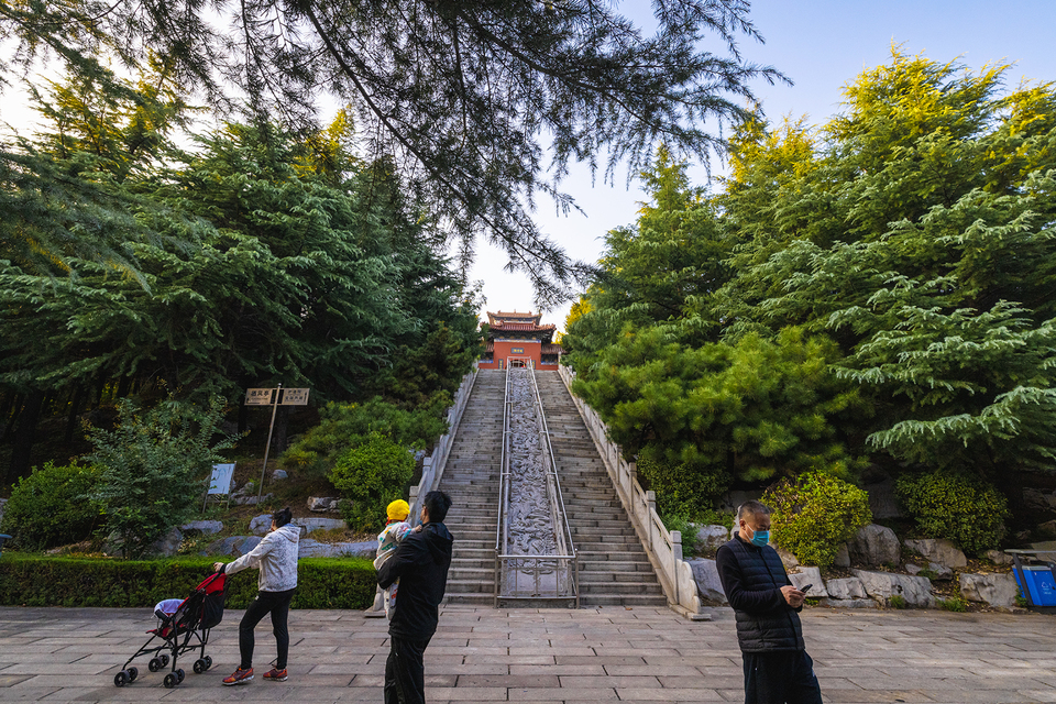 深秋时节,来到济南莱芜区的雅鹿山公园.穿过石牌坊,来到汉白玉金水桥.